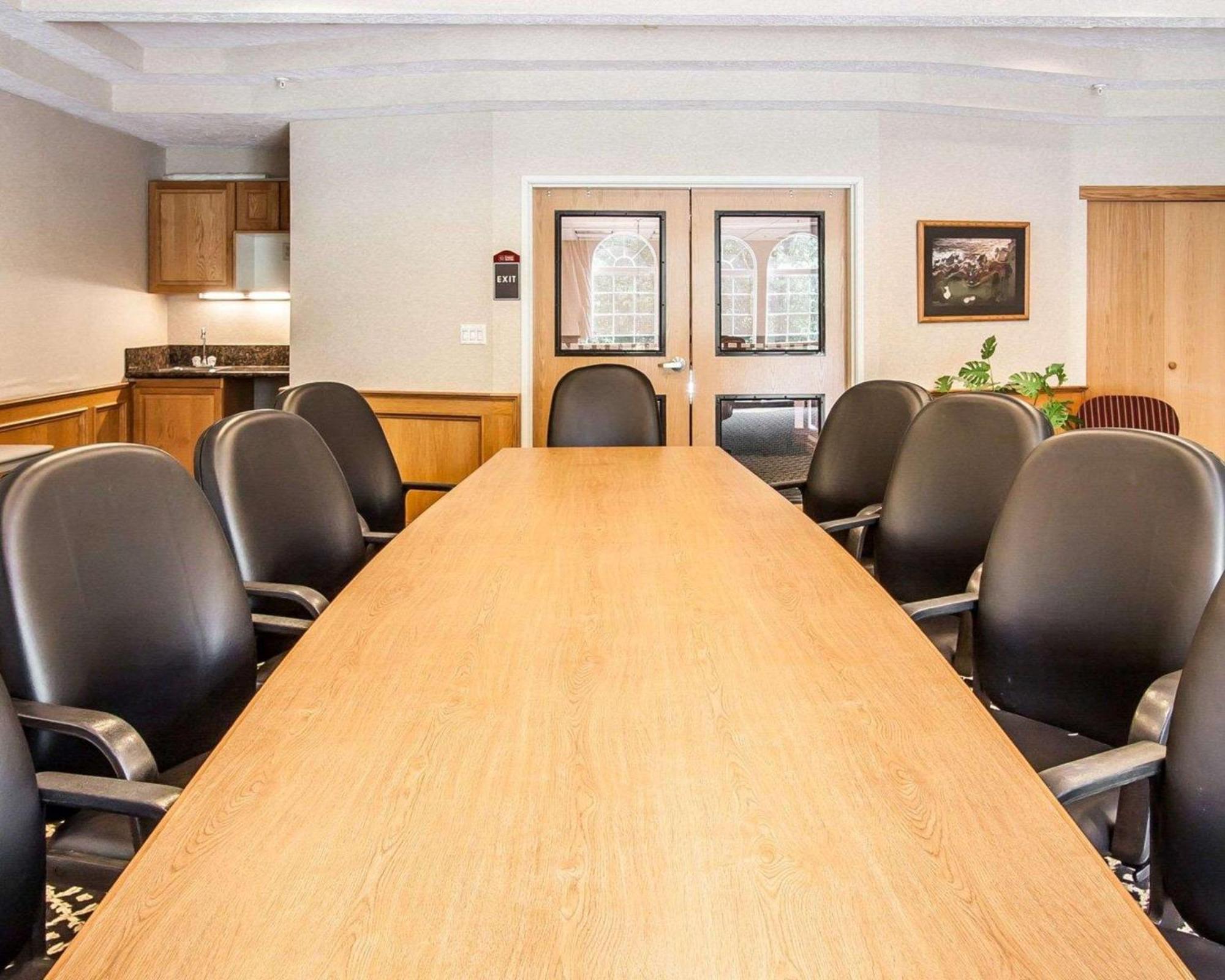 Comfort Suites Clackamas Bagian luar foto