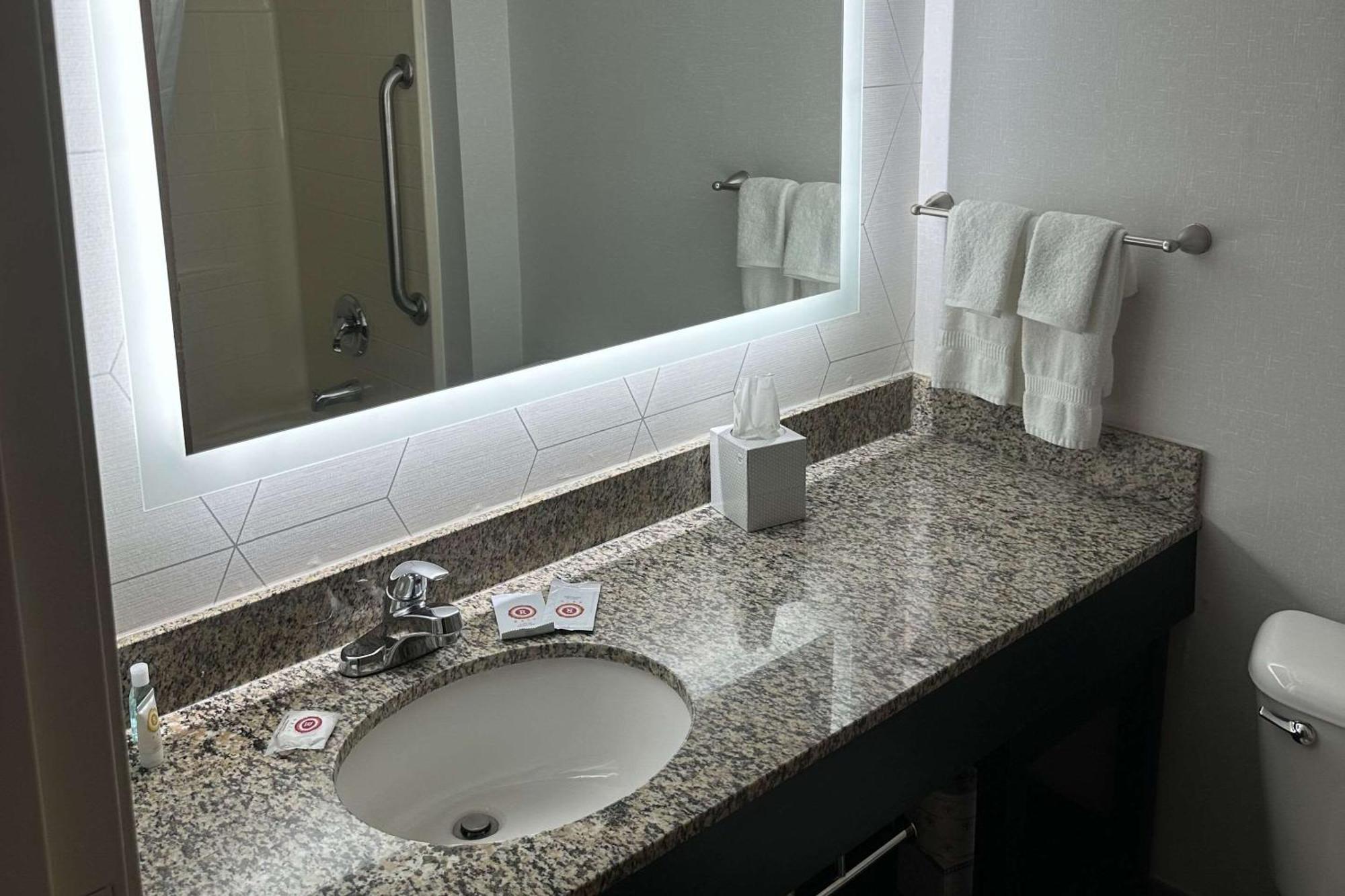 Comfort Suites Clackamas Bagian luar foto